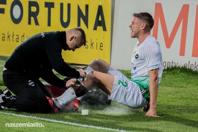 Michał Grudniewski, podczas meczu z Olimpią potrzebował pomocy masażysty radomskiego zespołu.