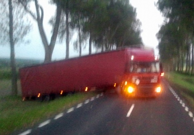 Tir zakopał się na poboczu drogi między Gęstowicami, a Cybinką