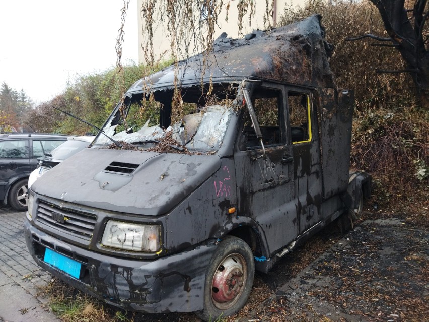 Spalone samochody na ul. Kaczej w Krakowie