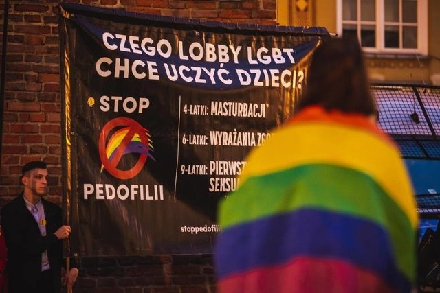 Manifestanci trzymali transparent ostrzegający przed "ideologią" LGBT