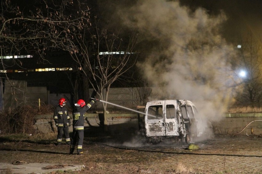 Wrocław: Pożar renault kangoo przy Strzegomskiej. Pojazd doszczętnie spłonął (ZDJĘCIA)