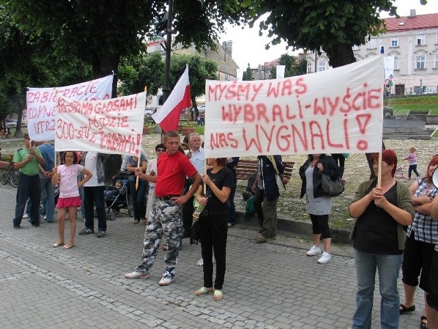 Kupcy kilka razy, w obronie swoich miejsc pracy, protestowali przed przemyskim Urzędem Miejskim.