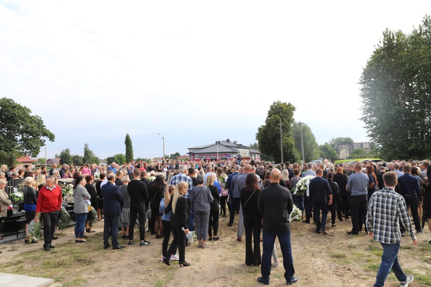 Pogrzeb tragicznie zmarłych matki i córki w Daleszycach. Trudno znaleźć słowa pocieszenia [ZDJĘCIA]