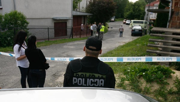 Strzelanina w TyczynieWe wtorek po poludniu doszlo do strzelaniny w Tyczynie. 70-letni mezczyzna zacząl strzelac do swoich sąsiadów. Ranne zostaly dwie osoby.