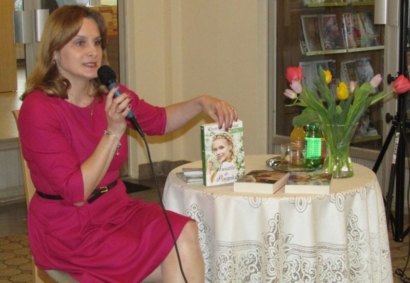 Pisarka Krystyna Mirek odwiedziła Pińczów. Opowiadała o powieściach: - Pomysły wyświetlają mi się w głowie jak film 