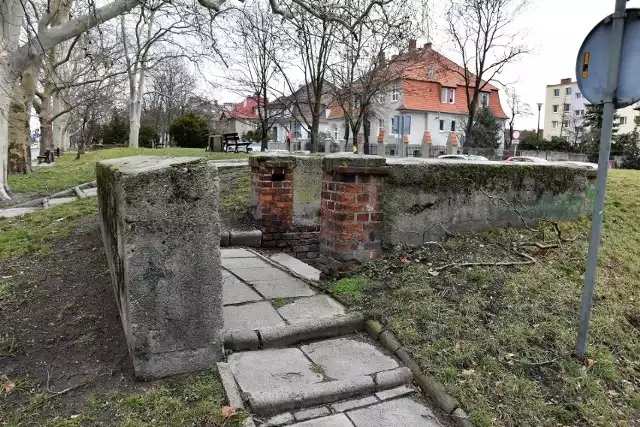 W sytuacji zagrożenia mieszkańcy nie mają gdzie się udać, ponieważ w Opolu nie ma ani jednego działającego schronu. Na zdjęciach schron przy ul. Ozimskiej w Opolu. Ratusz informuje, że niegdyś działała w nim strzelnica, ale od kilkunastu lat jest pusty, bowiem nie było chętnych na zagospodarowanie