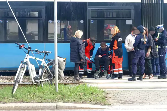 (27.02.2024) Wypadek na ul. Ślężnej we Wrocławiu. Pieszy został potrącony przez tramwaj.