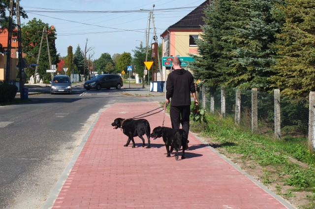 Z chodnik przy ul. Klasztornej mogą korzystać piesi oraz rowerzyści.