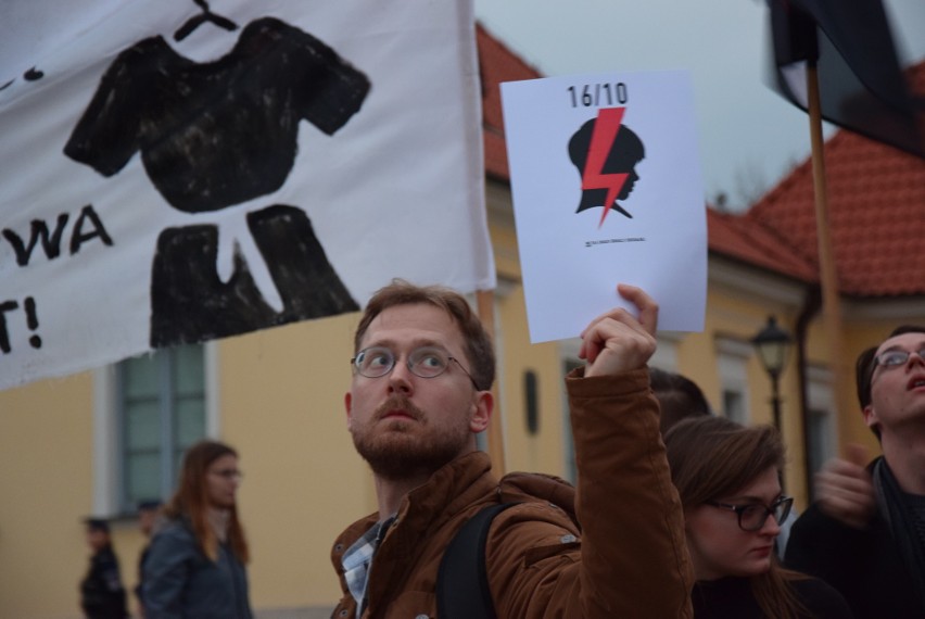 Więzienie za edukację seksualną? Białostoczanie protestowali na Rynku Kościuszki w ramach akcji "Jesień Średniowiecza" (ZDJĘCIA)