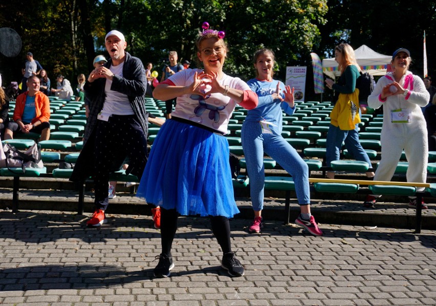 Pobiegli w piżamach w szczytnym celu. Ogród Saski w Lublinie zapełnił się niecodziennie ubranymi biegaczami. ZOBACZ ZDJĘCIA 