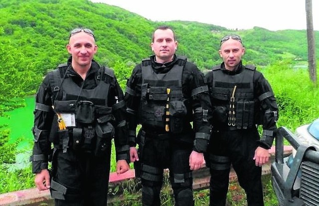 Michał Adamczyk (w środku) podczas służby w Kosowie.