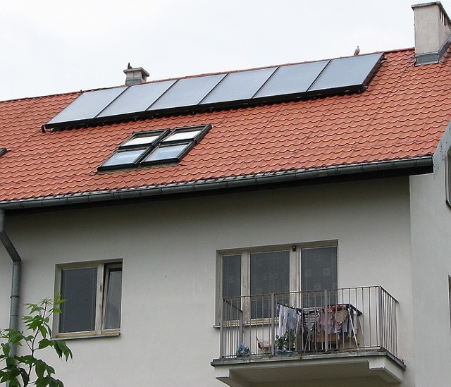 Urządzenia solarne na dachu (sześć paneli na samym szczycie) wyglądają, jak okna. One pobierają energię słoneczną, która przetwarzana jest na cieplną, do ogrzewania wody.