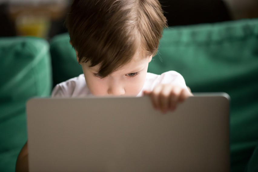 Jak zadbać o bezpieczeństwo dzieci w cyfrowym świecie?  Można zgłosić szkołę do bezpłatnego programu Fundacji Orange 