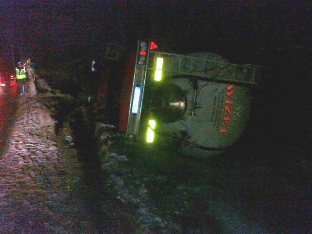 Ze wstępnych ustaleń wynika, że osobowe renault wpadło w poślizg. Jadąca za nim scania również musiała hamować. Oba auta wylądowały w rowie.