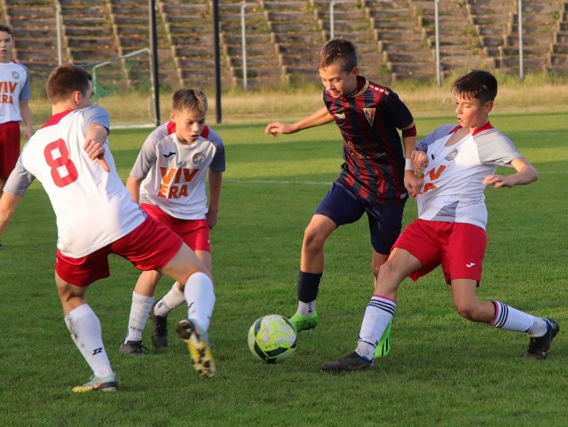 Młodzi gracze Gwardii (białe koszulki) podczas niedawnego meczu z Akademią Pogoń Szczecin.