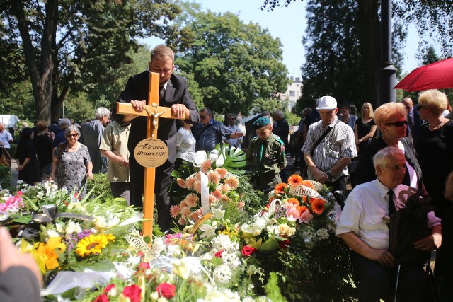 Bernard Krawczyk, aktor Teatru Śląskiego w Katowicach, zostanie pochowany w Panewnikach. Uroczystości pogrzebowe rozpoczęły się dziś o godz. 10 w bazylice św. Ludwika Króla i Wniebowzięcia Najświętszej Maryi Panny w Panewnikach. Aktor spocznie na panewnickim cmentarzu. Wybitnego aktora żegnają bliscy i przyjaciele. ZOBACZCIE ZDJĘCIA