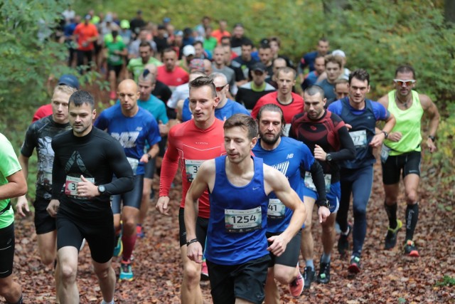 Si&oacute;dmy sezon bieg&oacute;w przełajowych w Puszczy Bukowej - City Trail z Nationale-Nederlanden - zaczął się w niedzielę. Na dystansie 5 kilometr&oacute;w wystartowało 685 os&oacute;b, a zwyciężyli Arkadiusz Minko i Paulina Grzeg&oacute;rzek. ZOBACZ TEŻ: 40. PKO P&oacute;łmaraton Szczecin. Bieg dla Rubika uskrzydlał, dawał większą motywację [WIDEO, ZDJĘCIA]&lt;script async defer class=&quot;XlinkEmbedScript&quot; data-width=&quot;854&quot; data-height=&quot;480&quot; data-url=&quot;//get.x-link.pl/600c855c-a904-43e1-15cc-e8606f6c12c0,c2332195-3a18-b286-1e78-72349ece4eeb,embed.html&quot; type=&quot;application/javascript&quot; src=&quot;//prodxnews1blob.blob.core.windows.net/cdn/js/xlink-i.js?v1&quot;&gt;&lt;/script&gt;