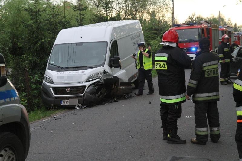 Wypadek pod Wrocławiem. Czołowe zderzenie w Kiełczówku. Volkswagen zatrzymał się na drzewie ZDJĘCIA