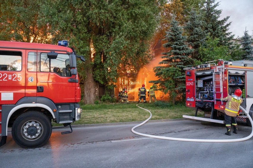 Spłonęła stodoła na ul. Uroczej w Rzeszowie. Do akcji wyjechało 7 zastępów strażaków PSP i OSP [ZDJĘCIA]