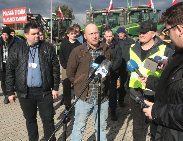 Rolnicy protestują między innymi przeciwko podpisanemu aneksowi do umowy dzierżawy, jaką tutejszy KOWR zawarł z francuską spółką PRP Babinek