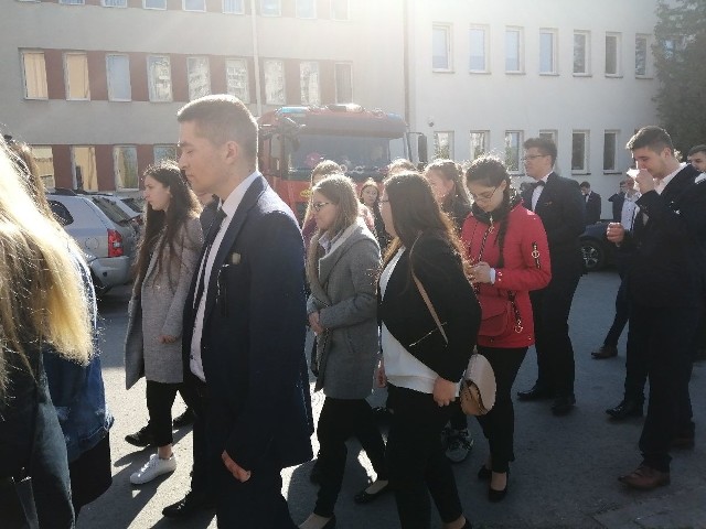 Alarm bombowy w II Liceum Ogólnokształcącym imienia Joachima Chreptowicza w Ostrowcu Świętokrzyskim