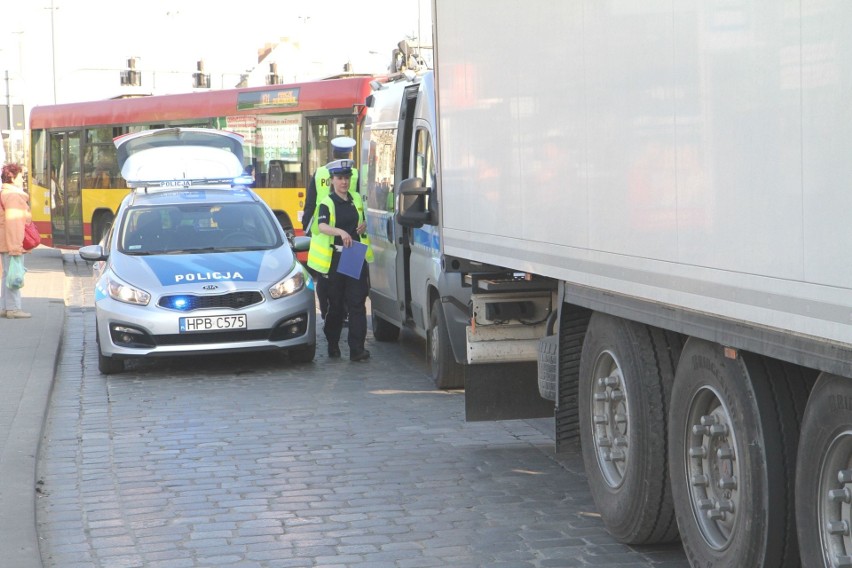 Wypadek na Legnickiej. Dwie osoby przeżyły potrącenie przez tira