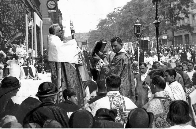 Ks. Emil Szramek z monstrancją na ul. Piłsudskiego w Katowicach (1935 r.)