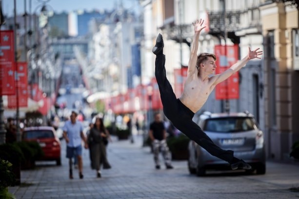 Tancerze Kieleckiego Teatru Tańca bohaterami zdjęć Dancing Outdoors. Można zobaczyć je na wystawie