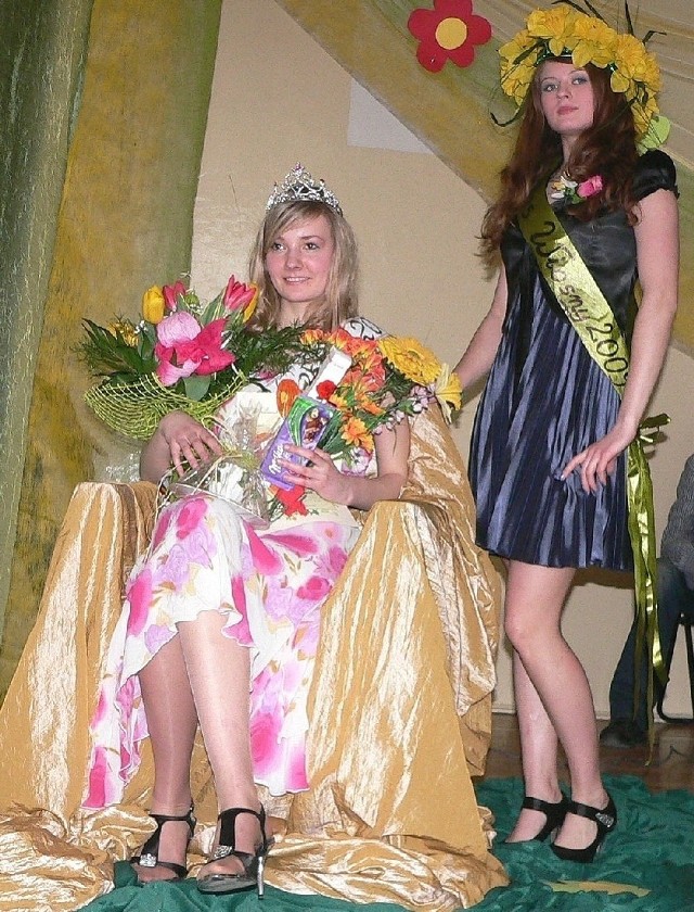 Nowa buska Miss Wiosny - Joanna Fortuna zasiadła na złocistym tronie, a jako pierwsza złożyła jej gratulacje ustępująca królowa Joanna Jędryjaszek.
