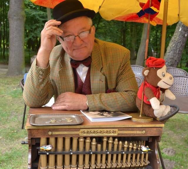 Piknik w stylu retro w lipnowskim parku uświetnił Tadeusz Zajdowicz z Leszna, jeden z sześciu polskich kataryniarzy