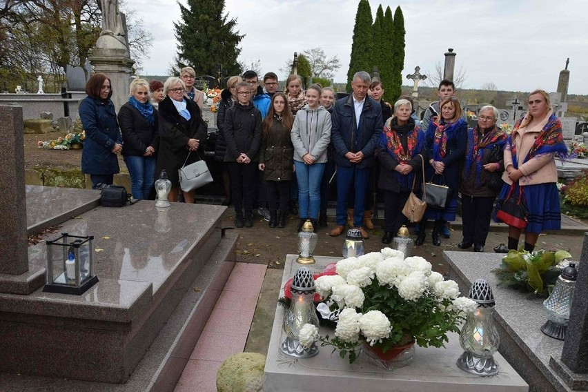 Wójt, młodzież i nauczyciele z Mirca na grobie Jadwigi Prendowskiej w Czyżowie Szlacheckim