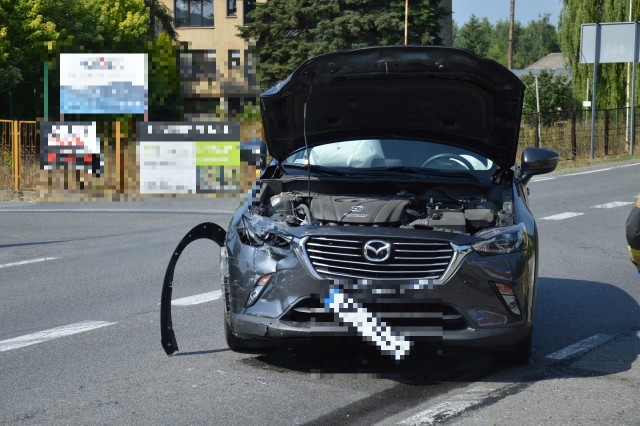 Na skrzyżowaniu drogi wojewódzkiej nr 967 oraz drogi powiatowej Siedlec-Stradomka zderzyły się mazda i koda, 28.06.2021