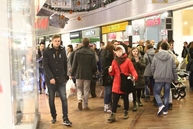 W centrach handlowych dopiero po świętach rozpoczęły się prawdziwe wyprzedaże. Ceny niektórych artykułów spadły nawet o 70 procent.