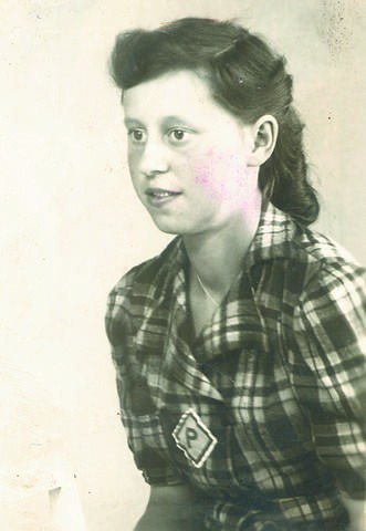 1940 r. - okupacyjne zdjęcie Stefanii Zoman. - Każdy Polak musiał wtedy przypiąć literkę &#8222;P&#8221; - wspomina.