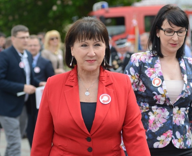 Bożenna Bukiewicz - liderka plebiscytu Oceniamy władzę 2015 (z prawe wojewoda Katarzyna Osos).