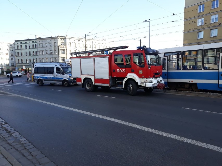 Tramwaj potrącił kobietę na ul. Grabiszyńskiej. Wytyczono objazdy
