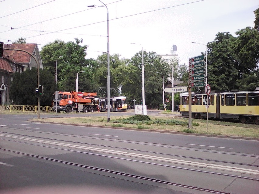 Przewrócił się tramwaj nr 9 na Placu Gałczyńskiego. Wagon zablokował tory. Będą opóźnienia