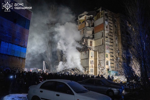 W wyniku ataku dronów rosyjskich częściowo zawalił się wieżowiec w Odessie
