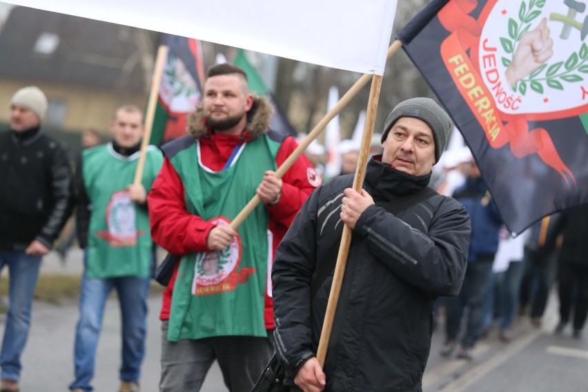 Górnicy kopalni Krupiński w Suszcu blokowali drogę...