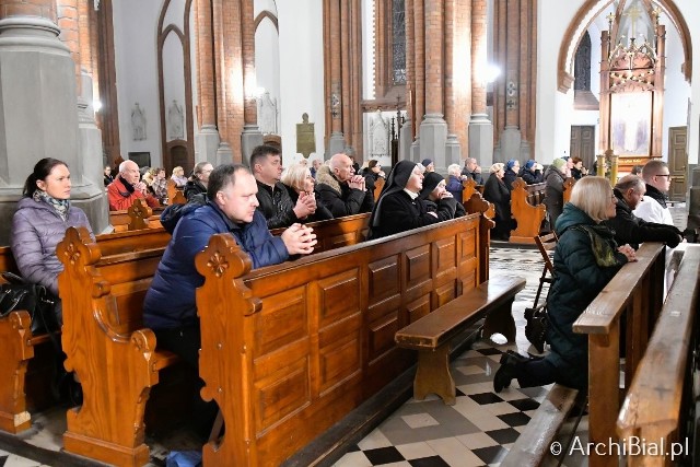 Duchowni i wierni modlili się w archikatedrze za zmarłych biskupów i kapłanów archidiecezji.