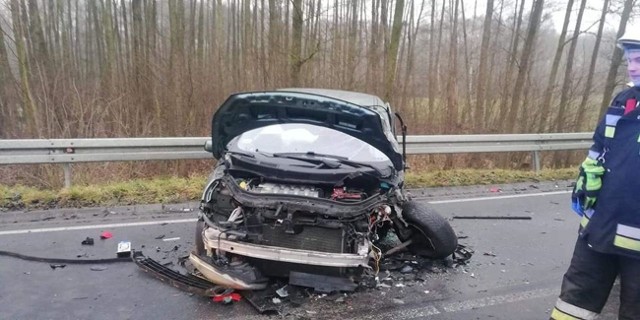Dziś (27 stycznia) około godziny 8 na drodze wojewódzkiej nr 253 w Załachowie (gmina Łabiszyn) doszło do wypadku. Samochód osobowy renault megane zderzył się z ciężarówką. Pasażerka renault trafiła do szpitala. Policja wyznaczyła objazdy. - Droga w tym miejscu całkowicie zablokowana była do godziny 14.45 - informują strażacy z OSP Łabiszyn.