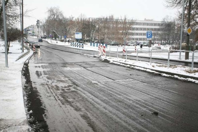 Nowy asfalt został sfrezowany dzień po ułożeniu.