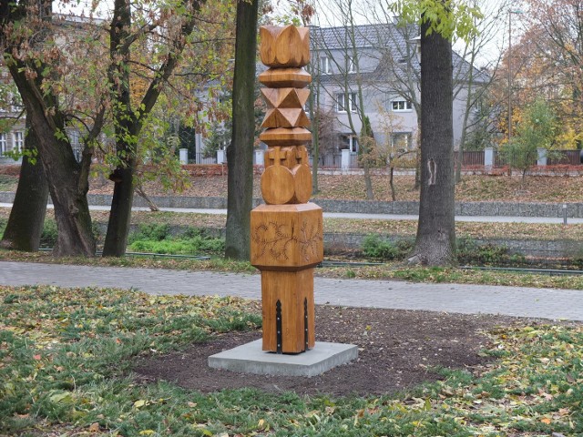 Pomnik - przypominający indiański totem - przygotowali zaprzyjaźnieni z miastem Węgrzy z miasta Szekesfehervar.