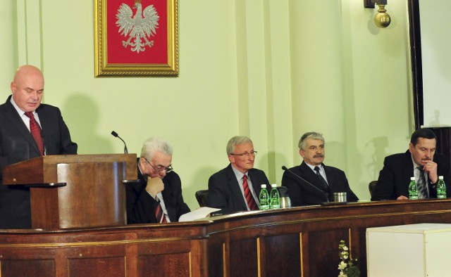 Z radą pożegnają się: Stefan Chomoncik (drugi z lewej) - wiceprzewodniczący, Jerzy Wituszyński - przewodniczący, Grzegorz Dobosz i Jan Opiło - wiceprzewodniczący. Na mównicy Ryszard Nowak