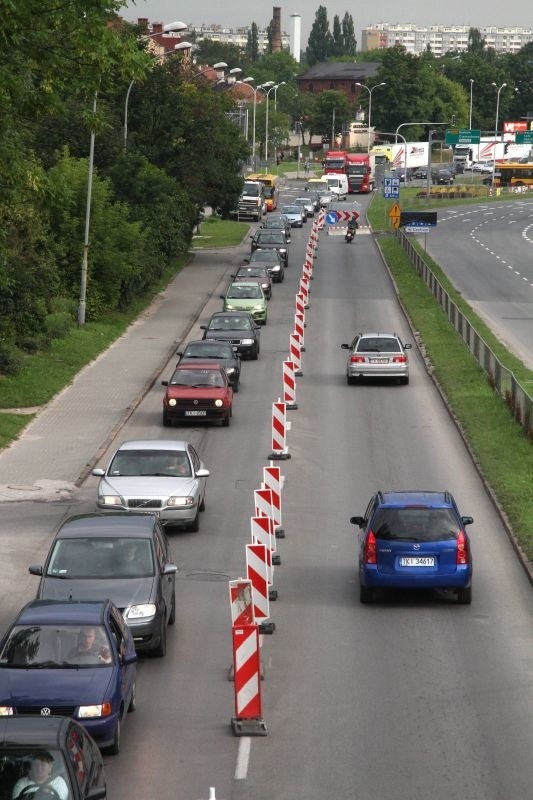 Ulica Źródłowa korkuje się w kierunku Zagórkiej.