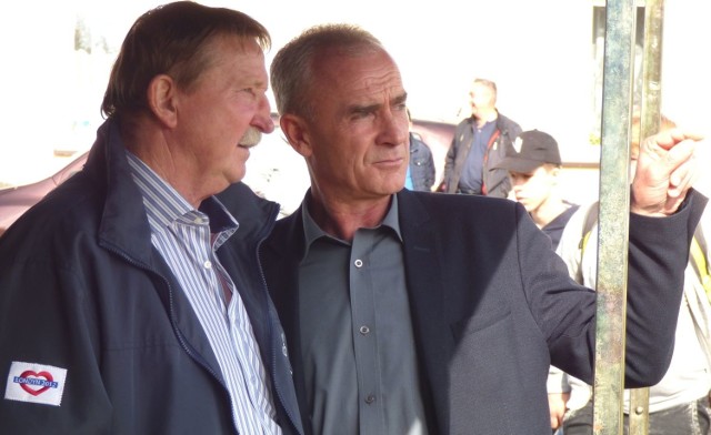 Legendarny "Diabeł" - Andrzej Szarmach (z lewej) gościł na turnieju w Balicach; na zdjęciu z wójtem Gnojna Zbigniewem Janikiem.