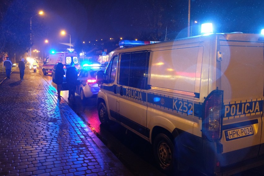 Policjanci pracują na ul. Grunwaldzkiej w Przemyślu, gdzie...