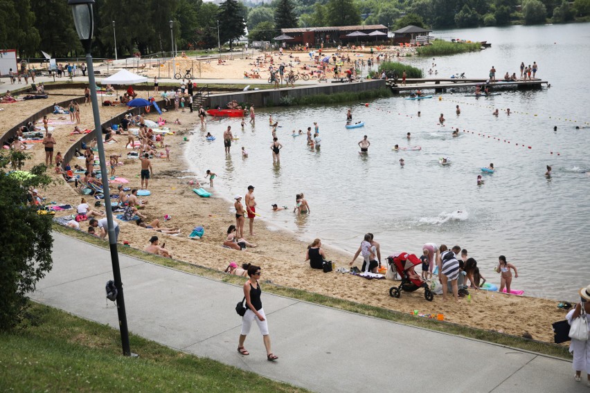 Niedzielne plażowanie na Bagrach w Krakowie