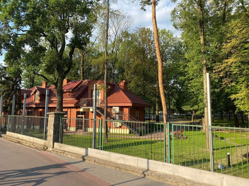 Kraków. Znikają szpetne reklamy odsłaniając zapomniany park