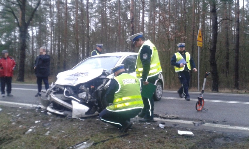 Wypadek w Czerwinie. Czołowe zderzenie na drodze między...